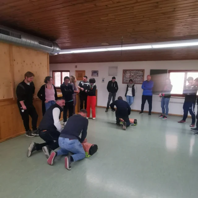 Trainer in Erster Hilfe ausgebildet

Auch das sehen wir als unsere Aufgabe als Verein - unsere Trainer Sportarten übergreifend aus- und weiterbilden! #badwiessee #erstehilfe #ausbildung #ehrenamt 

https://tsv-badwiessee.de/trainer-in-erster-hilfe-ausgebildet/