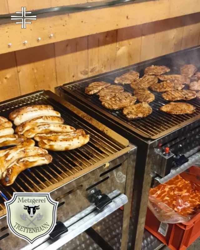 🔥 Ohne Fleisch koa Woidfest! 🥩 Egal ob Würschtl, Grillfleisch oder Fleisch für die Brotzeitteller – unser Grill läuft nur dank der regionalen Power von der Metzgerei Trettenhann so richtig heiß! 🥩🌭 Die Traditionsmetzgerei aus Tegernsee liefert uns auch dieses Jahr wieder top Qualität aus der Region – frisch & gschmackig. Genau so, wie’s sein soll! 💯 Der 20. Juni rückt näher – seid ihr am Start?
:
#metzgerei #fleisch #grillfleisch #bratwurst #Grillzeit #waldfest #waldfeste #Regional #regionalgenießen #waldfestcountdown #tsvbadwiessee #wiesseerocks #badwiessee #tegernsee #tegernseertal